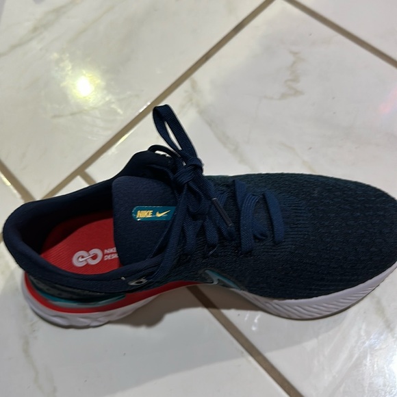 Nike women running athletic sneakers - Picture 3 of 5